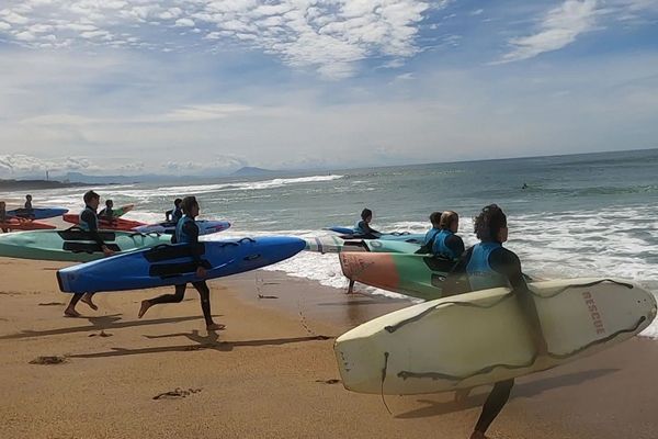 Les jeunes apprentis MNS s'élancent sur la plage d'Anglet dans les Pyrénées-Atlantiques.