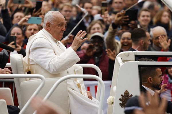 Le pape François a débuté son tour de la ville en papamobile vers 13h