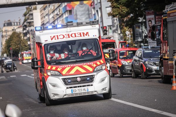Les pompiers sont intervenus rue de Chartres dans le 18e arrondissment dans la nuit de samedi à dimanche.