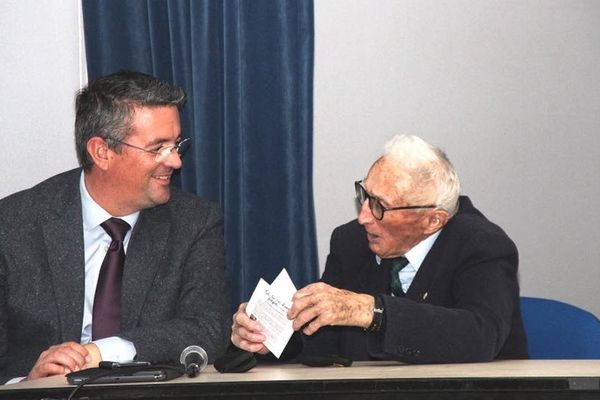 Marcel Hordenneau aux côtés de Yannick Moreau, le maire des Sables d'Olonne