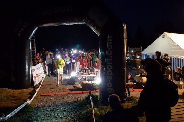 Pour la 25ème édition les 350 participants ont gravi le Puy-de-dôme de nuit. 