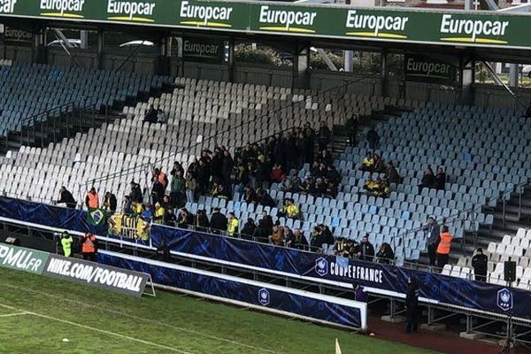 Côté nantais, les tribunes sont vides.