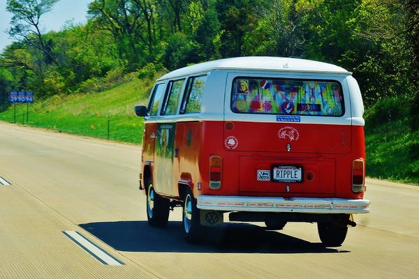 Deadhead Hippie Van
Van just truckin' down the road - octobre 2015