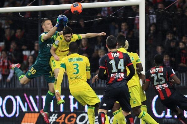 Maxime Dupé à l'oeuvre dans les buts nantais