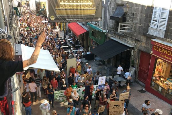 Près de 1500 personnes avaient défilé pour le climat dans les rues du centre-ville de Clermont-Ferrand.