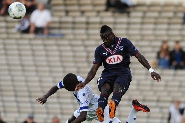 Le buteur bordelais Henri Saivet s'impose dans les airs face à Adama Ba