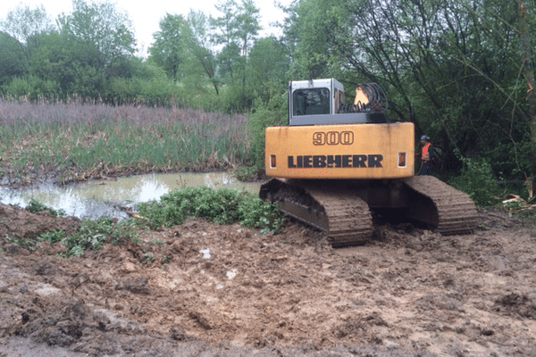 C'est dans ce bassin de rétention des eaux de pluie, sur l'aire de Crantenoy (54), que des ossements ont été retrouvés. Pour le moment (13/05/2016, 9h30), il est en train d'être vidé pour tenter de retrouver la tête de l'individu.