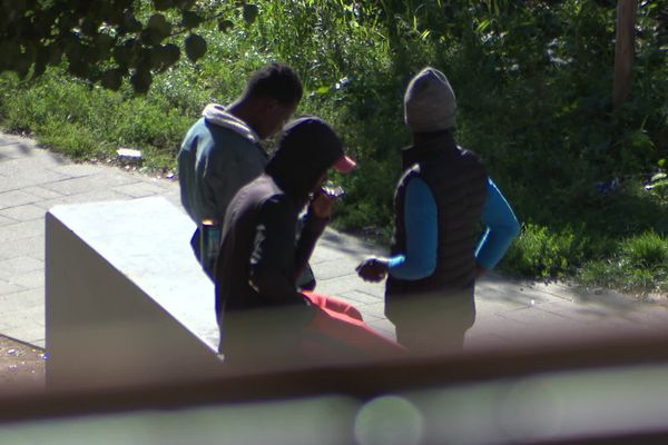 Trois jeunes personnes qui fument et squattent l'abord de la place Mazagran à Lyon