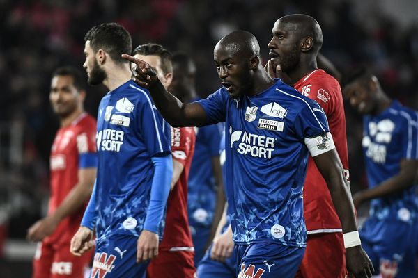 Le capitaine d'Amiens, Prince Gouano, pointe du doigt une tribune du stade Gaston-Gérard de Dijon où il a entendu des cris racistes.