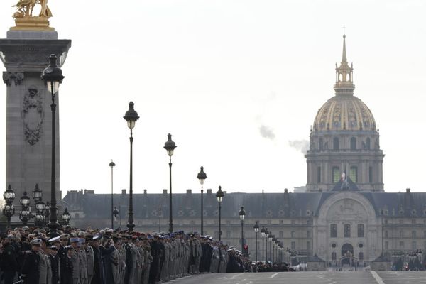 Devant l'hôtel des Invalides ce lundi