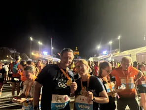 Aurore Sohier et son guide, Emmanuel Robin, à l'arrivée des 10KM du Marathon Pour Tous à Paris