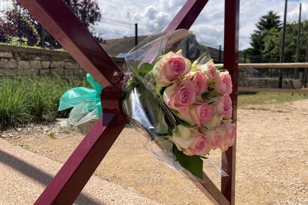 De nombreux bouquets de roses déposés devant l'école de Clessé après le drame ce jeudi matin