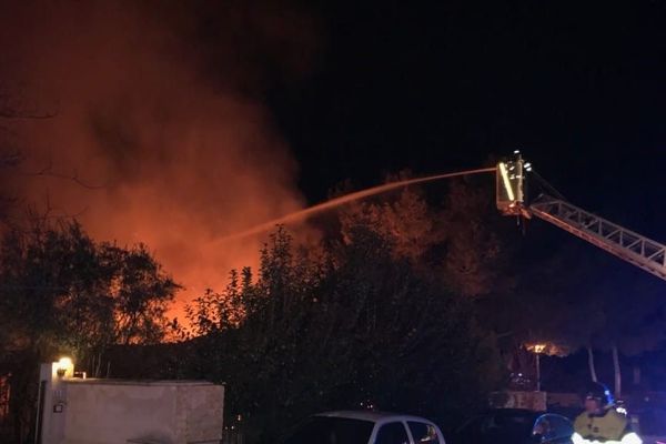 Les pompiers sont intervenus tard dans la nuit pour lutter contre les flammes, dans une villa de Salon-de-Provence.