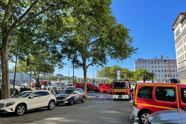 Le secteur de l'hôtel de ville à Lyon est encerclé par les véhicules de pompiers depuis 07h du matin