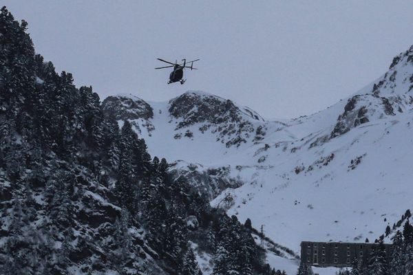 Un hélicoptère se rend sur le site de l'avalanche de Valfréjus le 18 janvier 2016.