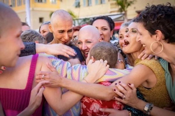 A Marseille, les femmes qui défileront le 5 octobre  jetteront leur perruque en fin de show. Tout un symbole.