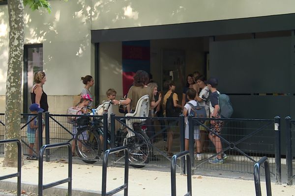 Alors que météo France a placé 12 départements en vigilance rouge pour canicule ce vendredi 17 juin. Le ministère de l’éducation a annoncé que les élèves scolarisés dans les départements concernés ne sont pas obligés de se rendre à l’école.