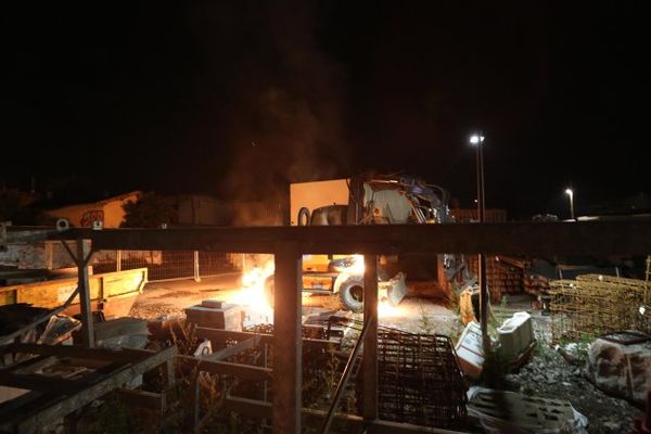 Une pelle mécanique brûlée sur le chantier du tramway T6 à Villeurbanne