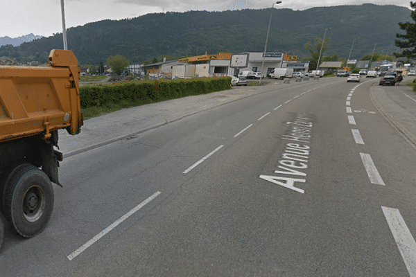 C'est sur le bas-côté, ici à gauche, que le camion était stationné, son chauffeur dormant en cabine.