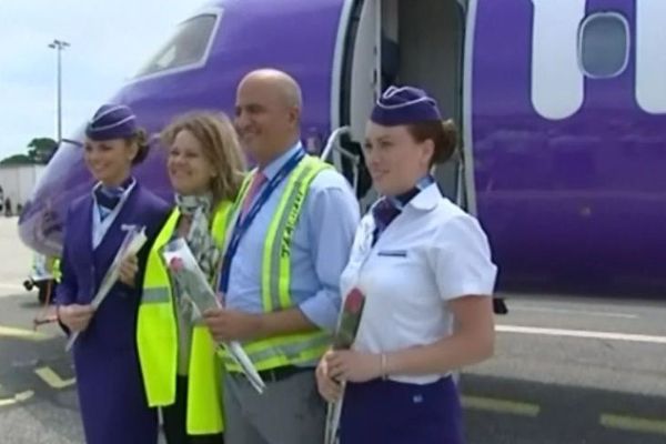 L'équipage du premier vol de Flybe à Toulon-Hyères 