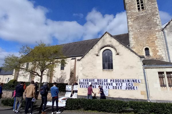 Des militants belges dénoncent la présence de l'ancien évêque de Bruges en Sarthe.