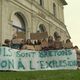 Nouveau rassemblement d'habitants du Sel-de-Bretagne, devant la mairie de la commune, dimanche 15 décembre 2024, pour prévenir l'éventuelle expulsion d'un jeune couple et de leur fille, originaires de Géorgie.