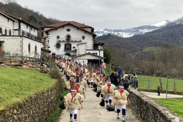 Défilé des Joaldunak karrikaz karrika