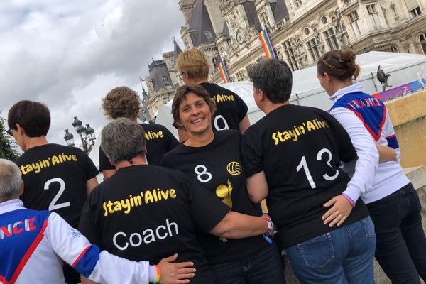 L'équipe des volleyeuses Stayin'Alive autour d'Apolline, aux Gay Games de Paris 2018.