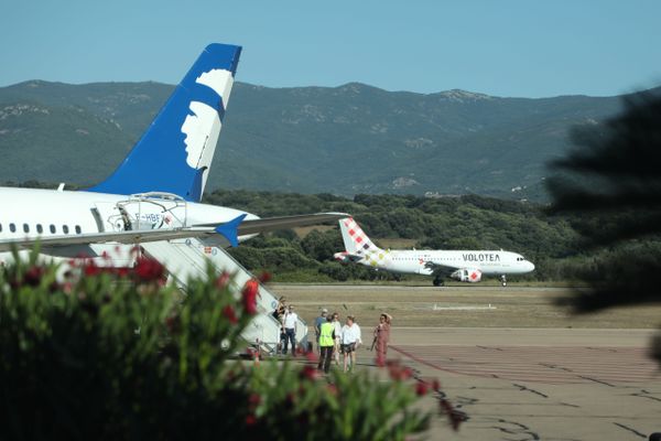 Des avions d'Air Corsica et de Volotea sur le tarmac de l'aéroport d'Ajaccio.