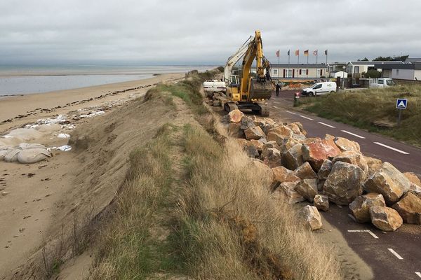 Pour faire face aux prochaines grandes marées, la commune de Gouville-sur-Mer, dans la Manche, a pris ses précautions
