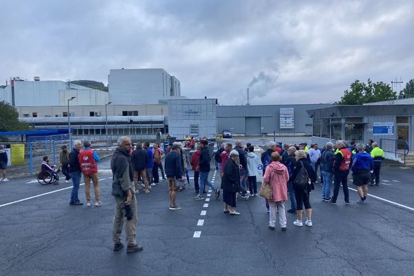 Depuis ce matin, 200 salariés et soutiens sont mobilisés contre la fermeture d'une ligne de production.187 personnes vont perdre leur leur emploi.