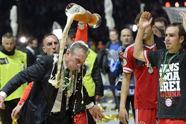 Ribéry arrose de bière son entraîneur Jupp Heynckes. 