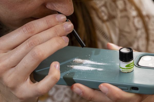 Le gouvernement veut interdire cette nouvelle poudre à inhaler, qui reprend les codes de la consommation de cocaïne, destinée aux jeunes.