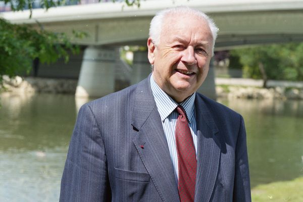 Georges Chavanes est notamment connu pour avoir redressé les comptes de la ville d'Angoulême pendant ses mandats. 