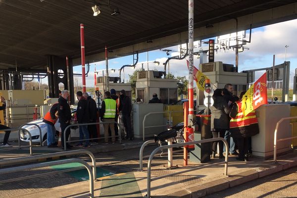 Pas de trêve, la mobilisation doit continuer. C’était le mot d’ordres de la CGT cheminot et de Force ouvrière, dimanche 5 janvier en début d'après-midi, au péage de Gerzat, dans le Puy-de-Dôme. L’objectif : se mobiliser jusqu'au retrait de la réforme. 