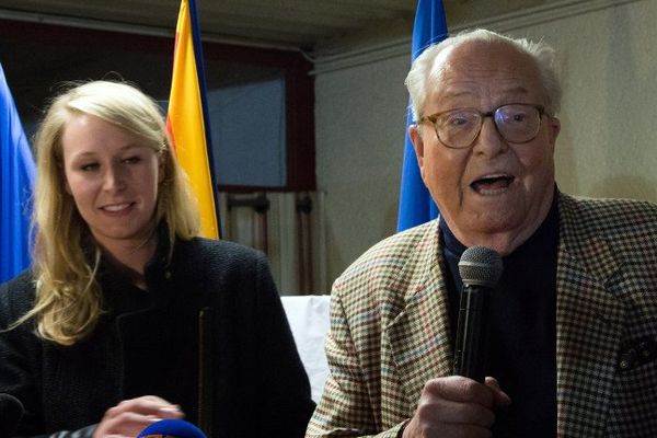 Marion Marechal-Le Pen et Jean-Marie Le Pen lors des Départementales dans le Vaucluse.