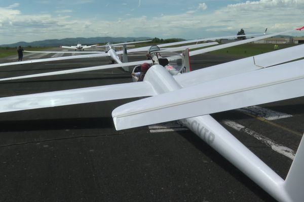 Une trentaine de planeurs sur la piste de l'aérodrome de Villefranche en Beaujolais