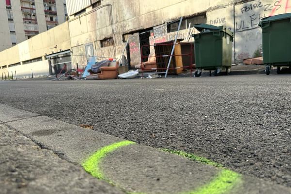 Le point de deal de la rue Lully a Pissevin. Les ronds verts signalent les endroits où des étuis de balle ont été retrouvés