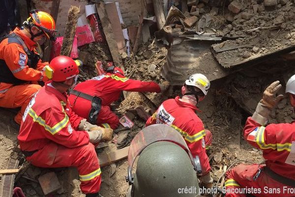 Les Secouristes Sans Frontières à BHAKTAPUR au Népal, avril 2015.