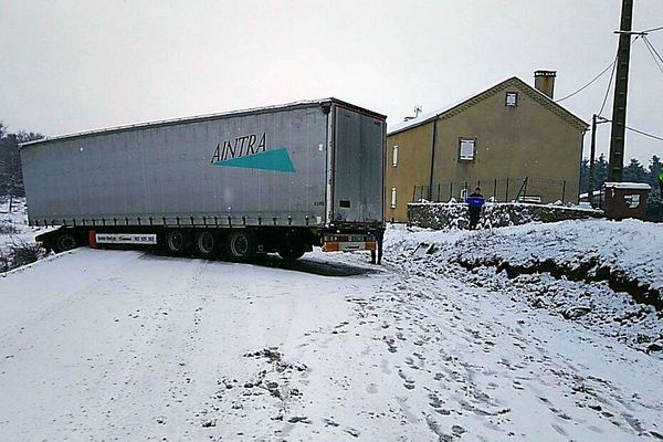 Saint-Flour-de-Mercoire (Lozère) - un camion accidenté bloque la RN.88 - 21 janvier 2020.