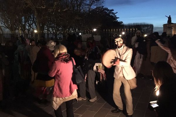 Le Karnaval des gueux a bien lieu à Montpellier, mardi 5 mars, malgré l'interdiction de la préfecture et de la mairie. 