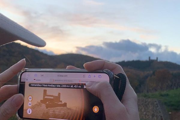 Avec l'application Burginzepocket, on découvre les châteaux de montagne à différentes périodes de leur histoire.