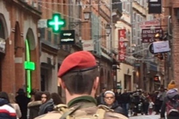 Les militaires de l'opération Sentinelle patrouille en nombre près du marché de noël de Toulouse