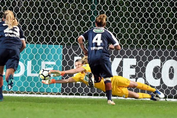 Lyon - la Montpelliéraine Casey Murphy repousse un pénalty en demi-finale de la Coupe de France - 7 mai 2018.