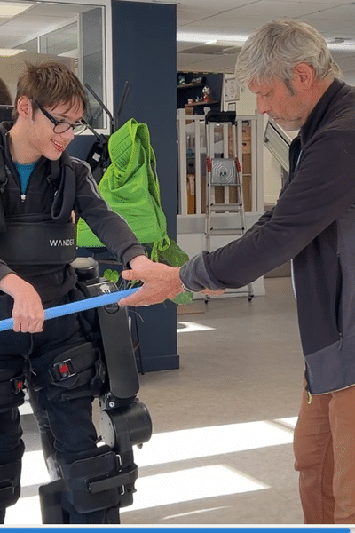 Séance d'exosquelette pour Valentin dans les locaux de l'entreprise parisienne Wandercraft