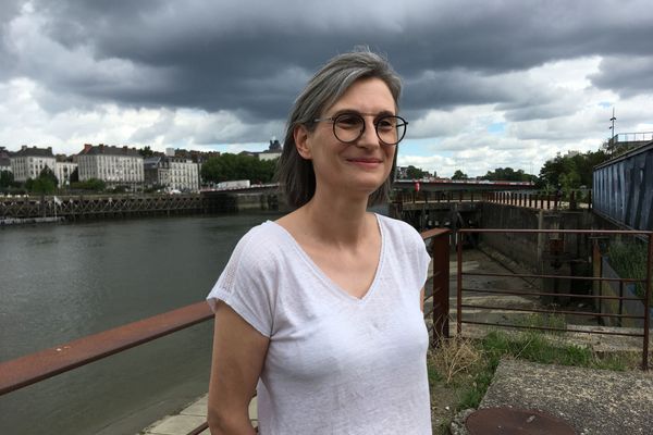 Née à Mulhouse, Carine Bernault, a fait toutes ses études à Nantes.