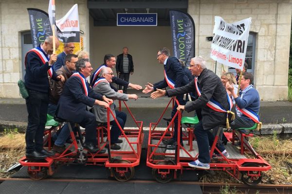 Les élus de Charente et de Haute-Vienne se son retrouvés à Chabanais (Charente) pour la défense de la ligne ferroviaire entre Angoulême et Limoges