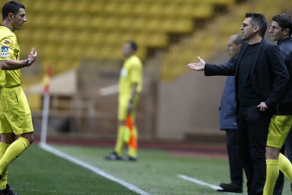 Jocelyn Gourvennec en discussion avec l'arbitre 