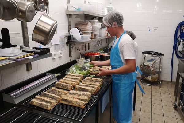 Sur l'aire des Volcans d'Auvergne, pour ce dernier week-end de juillet, environ 2 000 sandwichs sont préparés.