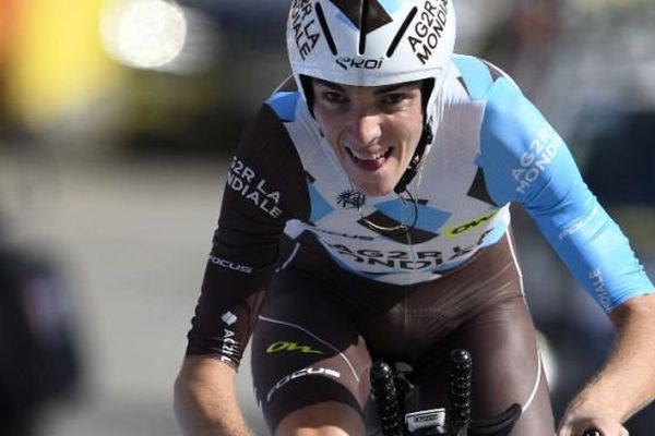 Romain Bardet a remporté la 19e étape, émaillée par de nombreuses chutes sur la route mouillée.